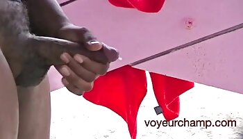 Em troca de dinheiro, a vídeo pornô de brasileirinha acompanhante percebe as necessidades do homem
