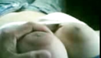 Garota de óculos filme pornô na casa das brasileirinhas fode por dinheiro na loja devido ao anel falso do namorado
